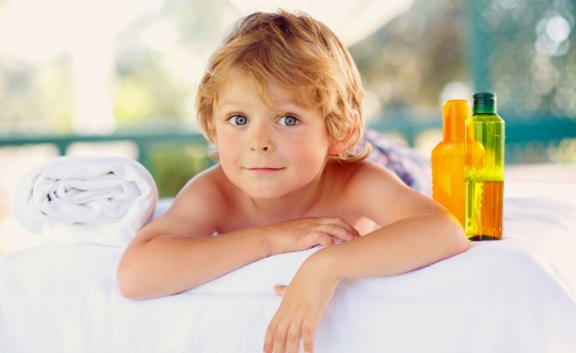 Spielerische Massage fördert die Entwicklungsschritte von Babys und Kindern